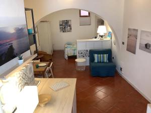 泰尔莫利La Casetta nel Borgo的客厅设有楼梯和蓝椅