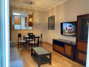 维戈CHURRUCA 3的带电视的客厅和用餐室