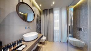 米兰GALLERIA The Smart Boutique APARTHOTEL By OSPITAMI的一间带水槽和镜子的浴室