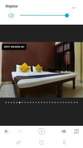 瓜廖尔shri bake bihari guest house的一张床上的黄色枕头照片