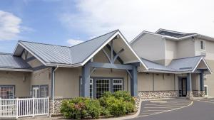 斯波坎谷SilverStone Inn & Suites Spokane Valley的金属屋顶的房子