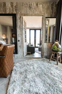 特拉弗明德Port of Travemünde, Opening 2021的客厅的地板上铺有大地毯