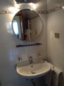 塞斯托加尼霍费尔公寓的白色的浴室设有水槽和镜子