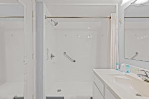默特尔比奇Bay Watch 0631的带淋浴和盥洗盆的白色浴室