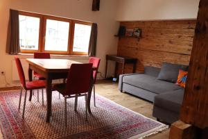 格舍嫩Ferienwohnung Unterdorf的客厅配有桌椅和沙发