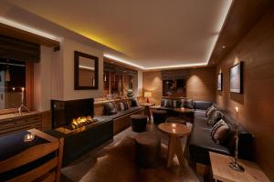 采尔马特安比安斯超级酒店的带沙发和壁炉的客厅