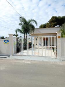 切萨雷奥港La Luna的房屋前的白色门
