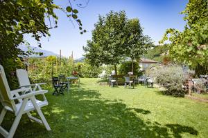 莱维科特尔梅Casa Martello的庭院内带桌椅的草坪