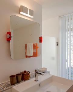 戈尔德Les Milles Roches的浴室设有水槽和墙上的镜子