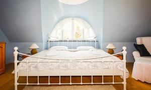 阿伦斯霍普Skipperhus的卧室配有白色的床和窗户