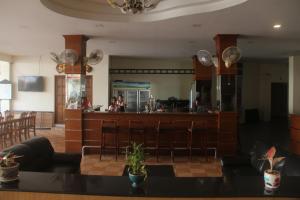 芭堤雅市中心Dania的一间带酒吧的客厅和一间厨房