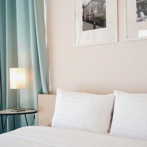 七岩华欣棕榈湾畔酒店的一张带白色床单的床和边桌边的灯