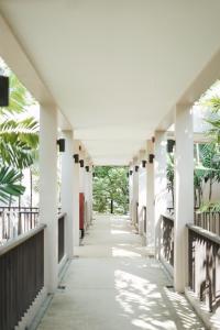 七岩华欣棕榈湾畔酒店的棕榈树建筑的走廊