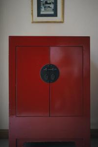 七岩华欣棕榈湾畔酒店的墙上有照片的房间的红色橱柜