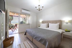 Mizra‘Holiday Village Kibbutz Mizra的一间带大床的卧室和一个阳台