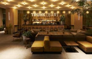 东京TRUNK (HOTEL)的大堂设有带沙发的酒吧和酒吧