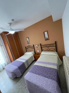 阿尔甘达·德尔·雷伊H Arkanta的一间卧室设有两张床和天花板