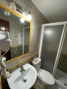 阿尔甘达·德尔·雷伊H Arkanta的浴室配有卫生间、盥洗盆和淋浴。