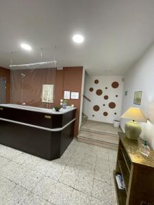 阿尔甘达·德尔·雷伊H Arkanta的一间大房间,房间中间设有一个大浴缸