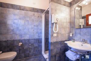 潘泰莱里亚Suvaki Resort的浴室配有卫生间、盥洗盆和淋浴。