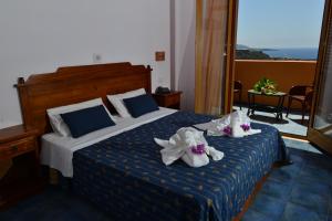 潘泰莱里亚Suvaki Resort的酒店客房,配有带毛巾的床