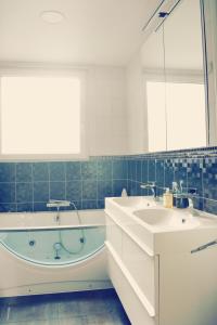奥斯坦德Villa Maredan的带浴缸和盥洗盆的浴室