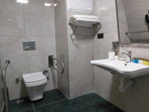 BostaniçiRUA WORLD HOTEL的一间带水槽和卫生间的浴室