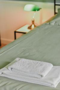 斯库台Atelier Boutique Hotel的床上的白色毛巾