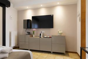 塔兰托图尔斯波特酒店的卧室配有壁挂式平面电视