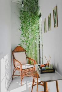 斯库台Atelier Boutique Hotel的植物间里的椅子和桌子