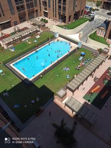 瓦伦西亚Apartamento ideal para familias的大型游泳池的顶部景色,里面的人