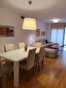 瓦伦西亚Apartamento ideal para familias的客厅配有桌椅和沙发
