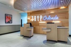 奥兰多TRYP by Wyndham Orlando的带有阅读美食奇迹标志的餐厅