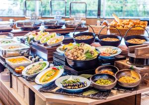 东京APA Hotel & Resort Ryogoku Eki Tower的自助餐,餐桌上摆满了食物