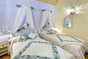 卢切拉罗莎斯特拉旅馆的紫色墙壁客房的两张单人床
