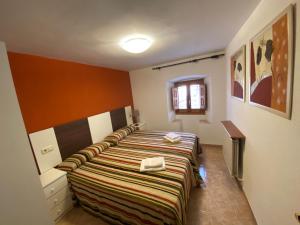 博尔塔纳Casa Murillo的一间卧室配有带条纹毯子的床