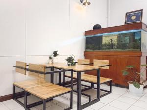 曼谷枕头和面包旅舍的一间带桌椅的用餐室和一个水族馆