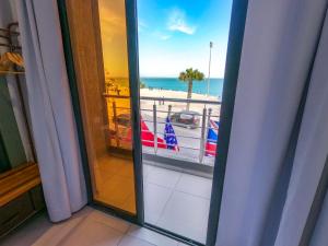 达赫拉Hotel Dakhla Ville的带窗户的客房享有海滩美景。