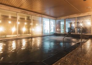 东京APA Hotel & Resort Ryogoku Eki Tower的一座建筑中一个空房间,有游泳池