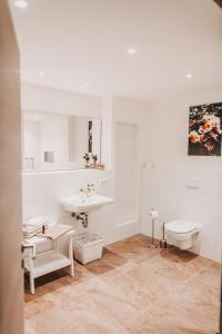 布伦瑞克THE LOFT LODGE - ATELIER的白色的浴室设有水槽和卫生间。