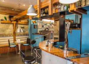 里瓦德奥Hotel A. G. Porcillan的餐厅里设有蓝色墙壁和凳子的酒吧