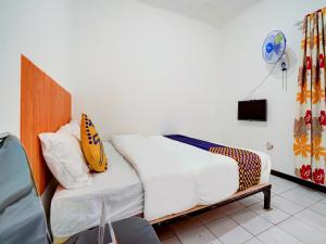 SPOT ON 90200 Pondok Sabaraya Cileunyi Syariah客房内的一张或多张床位