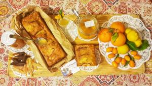 特拉蒙蒂Il Frescale Country House的桌上的食品托盘,包括面包和水果