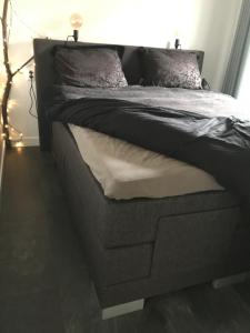 哈登贝赫Natuurhuisje Pine & Oak 6 persoons的卧室内的一张床位,配有黑色床架