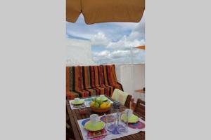 贝赫尔-德拉弗龙特拉Albayalde Cielo y Mar的阳台上的桌子上放着一碗水果