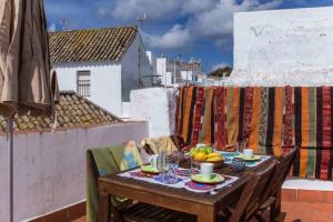 贝赫尔-德拉弗龙特拉Albayalde Cielo y Mar的阳台上的木桌和一碗水果