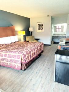 橙县最佳价格套房汽车旅馆的酒店客房,配有床和电视