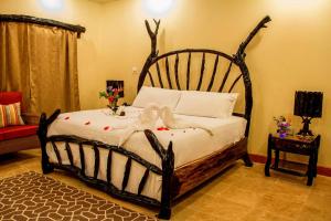Burrell Boom黑兰花度假村酒店的一间卧室配有一张大木床和白色床单