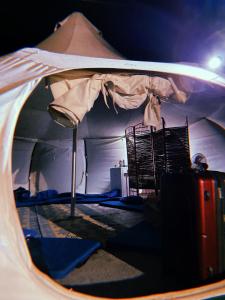 Maʼorאוהל הזית的一个带床和椅子的帐篷