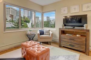 西雅图Eclectic Downtown & Cap Hill King bed & Kitchen的客厅配有电视、椅子和窗户。